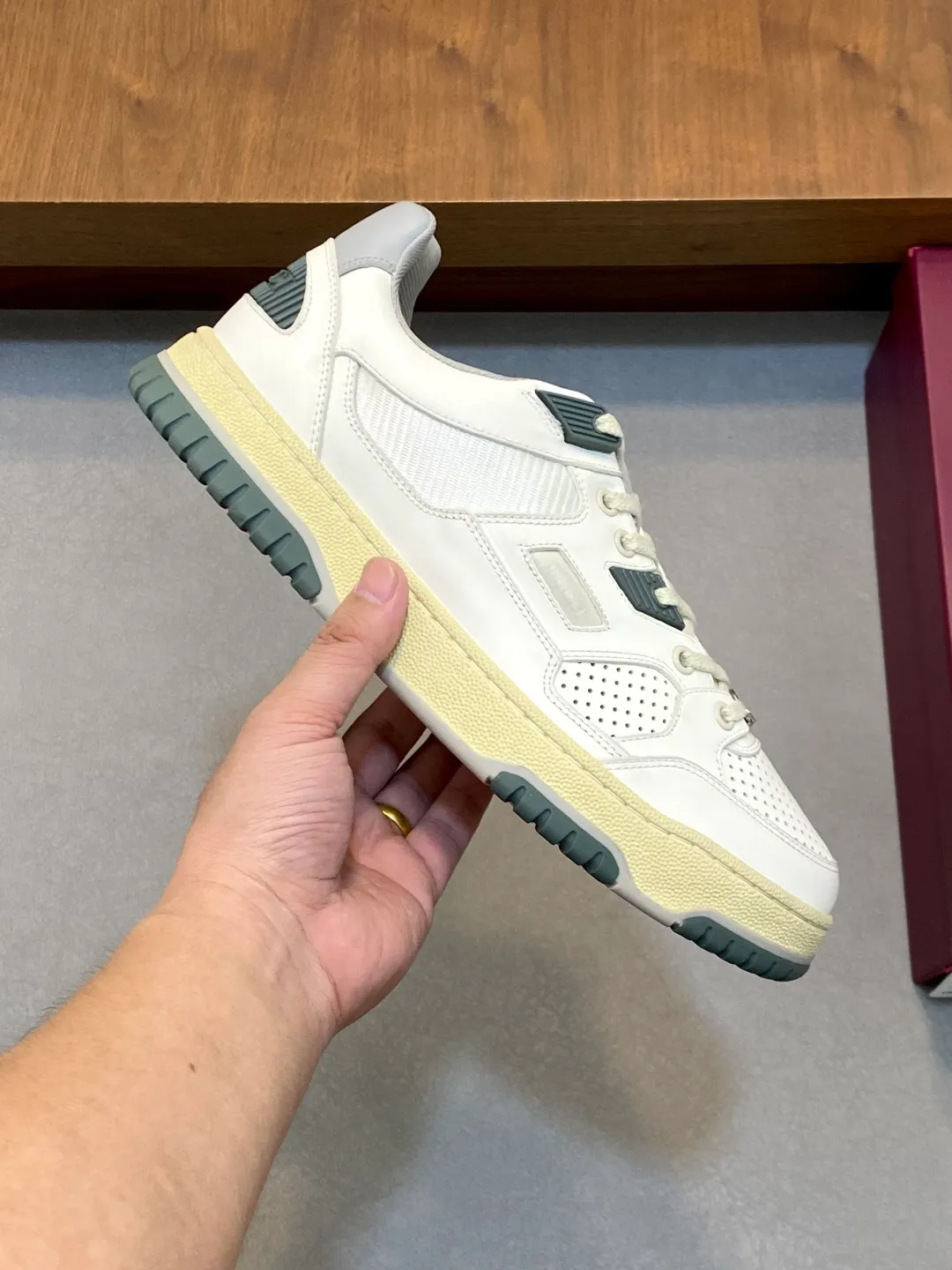 Men's Shoes 💰660 𝐆𝐮𝐜𝐜𝐢 𝐑𝐞-𝐖𝐞𝐛 As the first sneaker created by Sabato De Sarno for Gucci, the Re-Web series reinterprets the brand's classic stripes and sets off the modern silhouette design with bold and unique details. These shoes are crafted from white leather. This new sneaker is ingeniously decorated with many of the brand's classic details, and is equipped with a bright red and green webbing tongue, which will make people fall in love at first sight. White leather treated with a special process for softness and luster, with an embossed grainy texture. Script Gucci logo and interlocking G web label with Interlocking G and script Gucci logo. Rubber outsole with interlocking G detail eyelets. Web tongue. Size: 39-44 (customized for sizes 38 and 45)